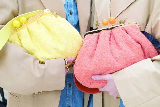 استوحي شكل الحقيبة الأساسي من حلوى إيطالية (خاص)