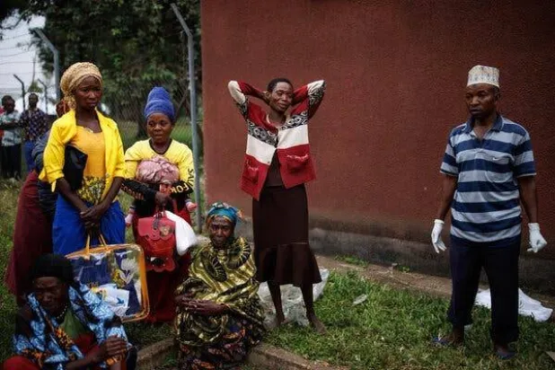 المأساة المروعة ترتسم على وجوه عوائل الضحايا من الطلاب في أوغندا (نيويورك تايمز)