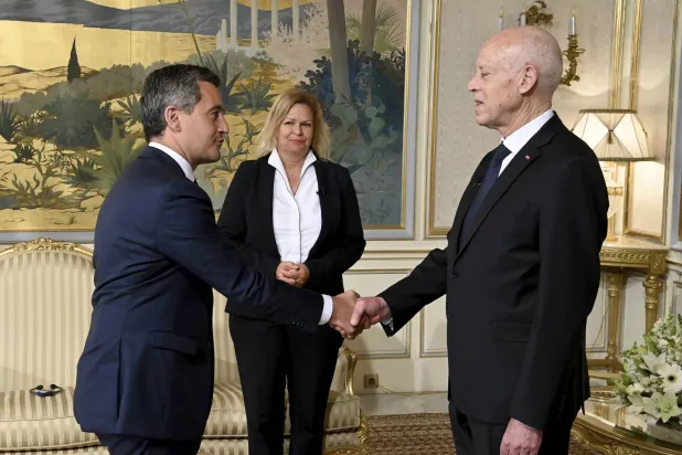 الرئيس التونسي قيس سعيد (يمين) ووزيرة الداخلية الألمانية نانسي فيسر ووزير الداخلية الفرنسي جيرالد دارمانان في قصر قرطاج الرئاسي بتونس اليوم الاثنين 19 يونيو 2023 (أ.ب)