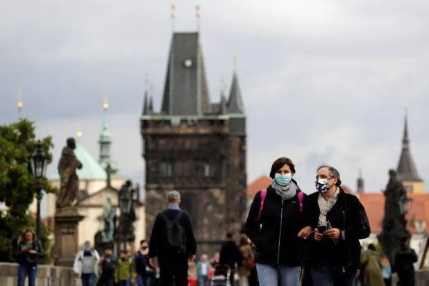 مواطنون يسيرون في أحد شوارع براغ (رويترز)