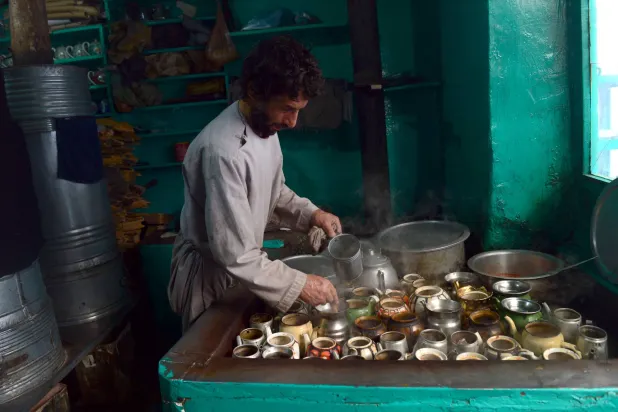 وحيد أحد آخر الطهاة الذين يتقنون تحضير طبق «شيناكي» في كابل (أ.ف.ب)