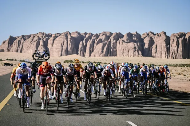 صراع كبير شهده طواف السعودي العالمي بمشاركة مئات الدراجين العالميين (الشرق الأوسط)