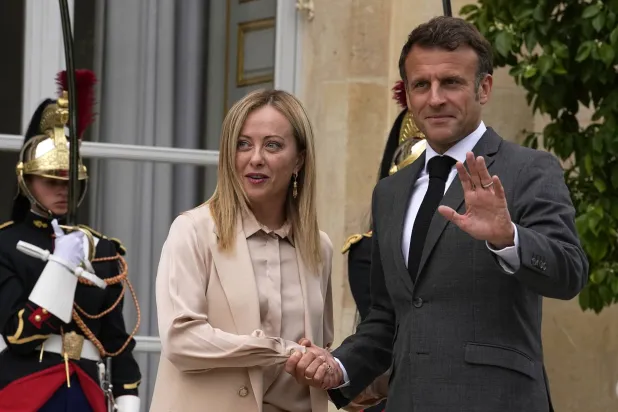 رئيسة الوزراء الإيطالية جورجيا ميلوني تصافح الرئيس الفرنسي إيمانويل ماكرون في قصر الإليزيه في باريس بفرنسا اليوم 20 يونيو 2023 (أ.ب)