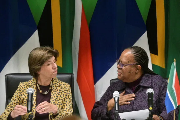 وزيرة الخارجية الفرنسية كاترين كولونا ونظيرتها الجنوب أفريقية ناليدي باندور (رويترز)