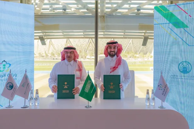 الفيصل والبنيان عقب توقيعهما الاتفاقية (الشرق الأوسط)