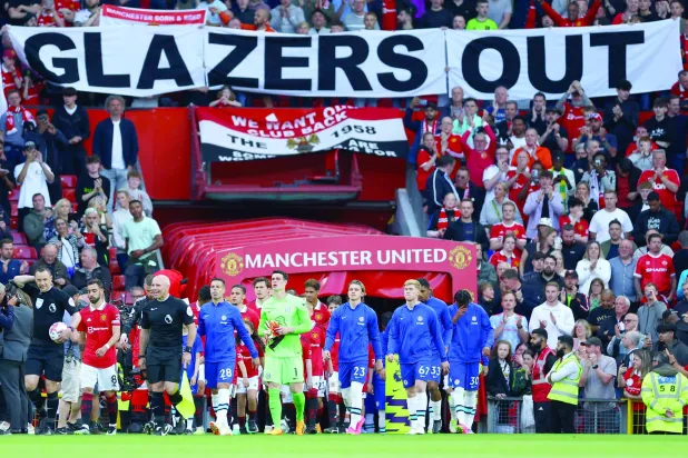 جماهير مانشستر يونايند تواصل مطالبتها برحيل عائلة غليزر (رويترز)
