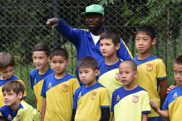 تاغو الغاني الأصل يحلم برؤية هؤلاء الأطفال محترفين في كرة القدم (أ.ف.ب)