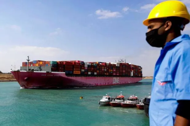 حاوية بضائع في الممر الملاحي لقناة السويس (أرشيفية - رويترز)