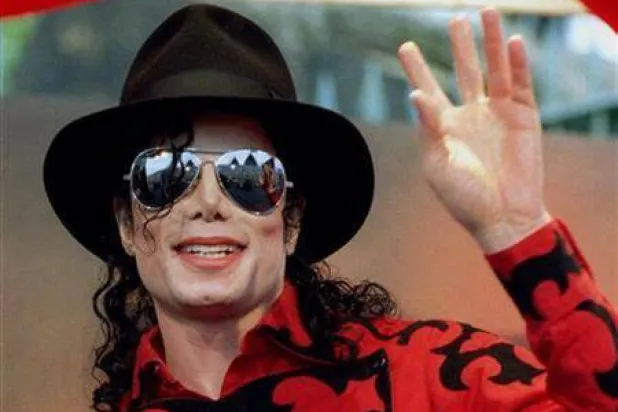 مايكل جاكسون معتمراً إحدى قبعاته (أرشيفية - رويترز)