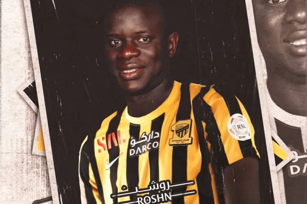 فرانسیسی اسٹار کھلاڑی الاتحاد کلب کی مشہور دھاری دار شرٹ میں (سعودی کلب الاتحاد)