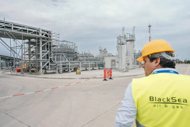 مهندس في محطة معالجة الغاز المستخرج من البحر الأسود في مدينة فادو الرومانية (أ.ف.ب)