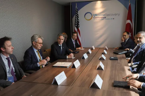 خلال لقاء وزير الخارجية الأميركي أنتوني بلينكن (يسار) ونظيره التركي هاكان فيدان اليوم في لندن اليوم 21 يونيو 2023 (أ.ف.ب)