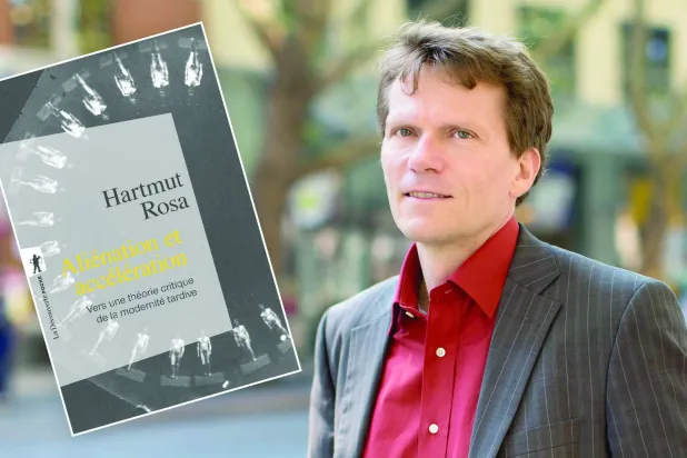 هارموت روزا مع غلاف كتابه السابق «التسريع»