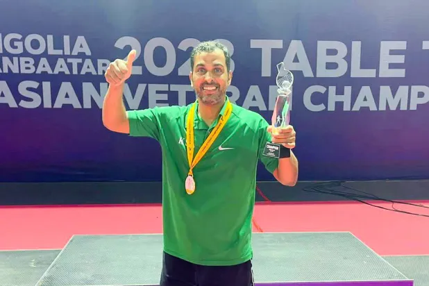 خالد الحربي محتفلاً بالإنجاز (الشرق الأوسط)