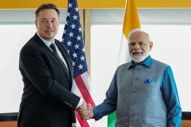 الملياردير إيلون ماسك يصافح رئيس الوزراء الهندي ناريندرا مودي خلال لقاء في نيويورك (أ.ف.ب)