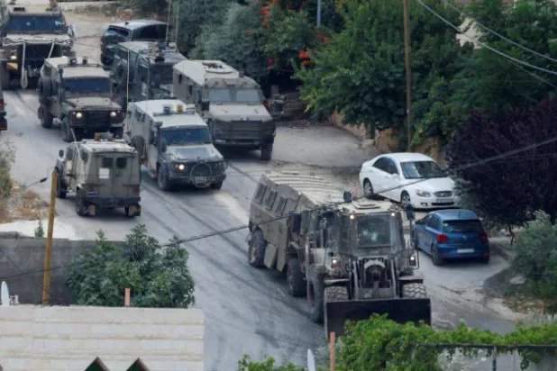  اسرائیلی فوج پرسوں جینین کیمپ کے اندر گشت کرتے ہوئے (رائٹرز)