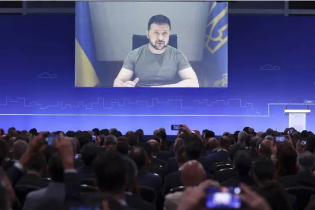 زیلنسکی نے کانفرنس سے خطاب کرتے ہوئے کہا: ہمیں معاہدوں سے حقیقی منصوبوں کی طرف جانا چاہیے (اے پی)