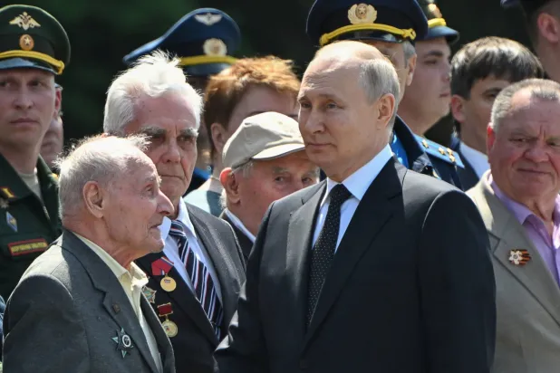 بوتين مع المحاربين القدامى في ذكرى الحرب العالمية الثانية (رويترز)