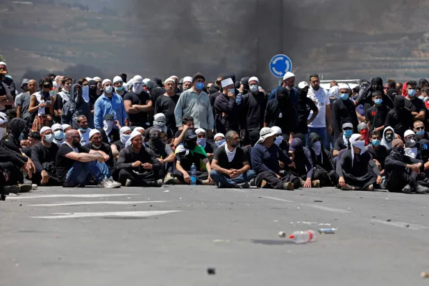 أفراد من الدروز يتظاهرون في قريتهم مسعدة في مرتفعات الجولان المحتلة (أ.ف.ب)