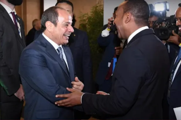 الرئيس المصري يصافح رئيس الوزراء الإثيوبي على هامش «قمة باريس» (قناة إكسترا نيوز المصرية)