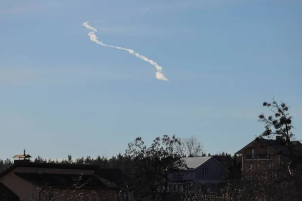 أثر لصاروخ يظهر في السماء مع استمرار القصف الروسي على أوكرانيا (أرشيفية - رويترز)