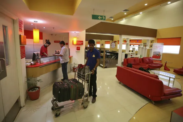 عامل يجر عربة محمّلة بأمتعة احد النزلاء داخل فندق في الهند (أرشيفية-رويترز) 