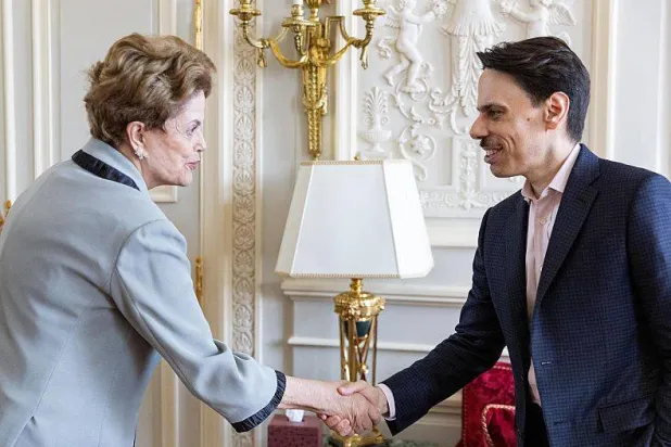 الأمير فيصل بن فرحان خلال لقائه ديلما روسيف في باريس الجمعة (واس)