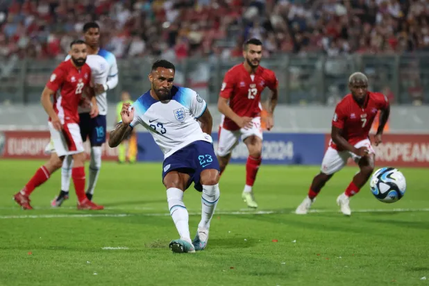 كالوم ويلسون يختتم رباعية المنتخب الانجليزي في شباك  مالطا من ركل جزاء (رويترز)