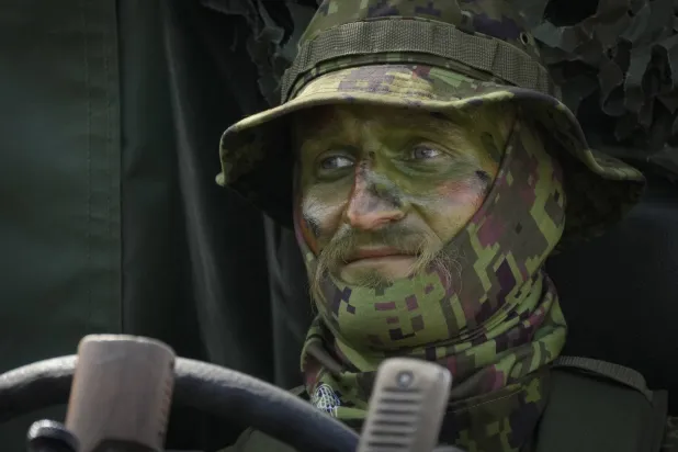 جندي من إستونيا في عرض ليوم النصر أمس (أ.ب)