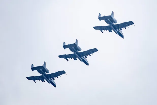 مقاتلات أميركية طراز «أيه – 10» تشارك بمناورات جوية للحلف الأطلسي بألمانيا في 16 يونيو الحالي (أ.ف.ب)