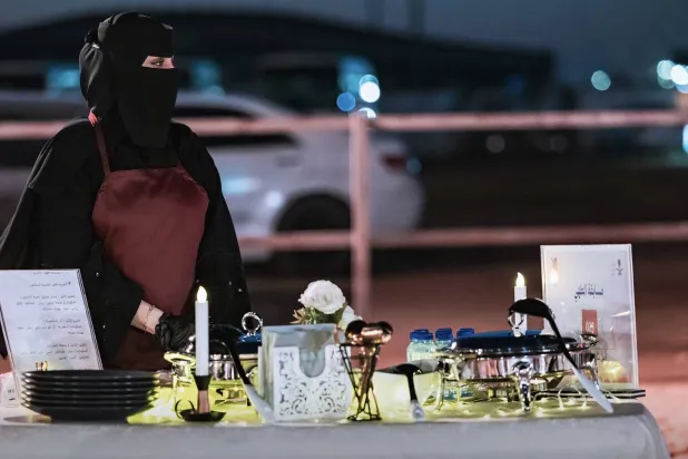 فتاة سعودية شاركت بمنتجاتها في المهرجان (واس)