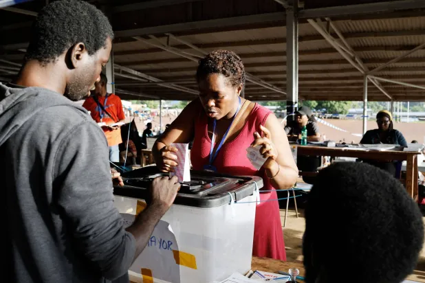 سيراليونية تدلي بصوتها في فريتاون السبت (أ.ف.ب)