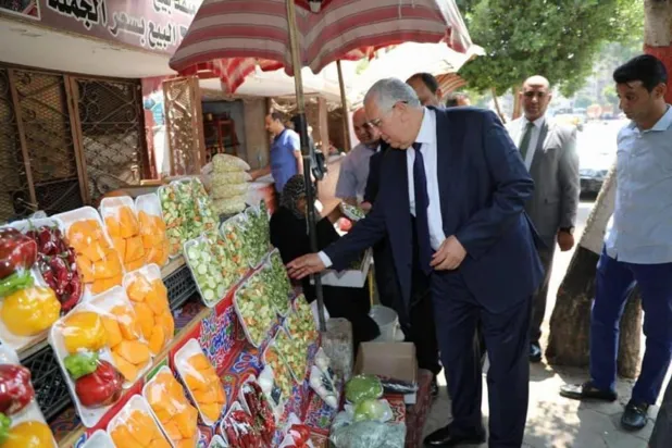 Mısır Tarım ve Arazi Islahı Bakanı es-Seyyid el-Kasir, indirimli fiyatlarla mal satan satış noktalarını denetliyor (Mısır Hükümeti)