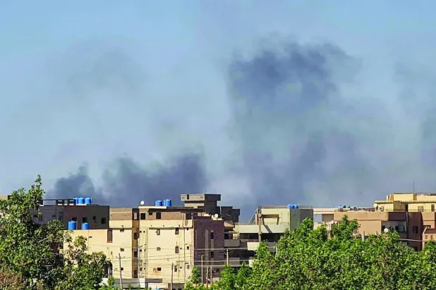 Savaşın başlangıcından bu yana, çatışma alanlarından çıkan dumanlar Sudan başkentinin gökyüzünü kapladı. (AFP)