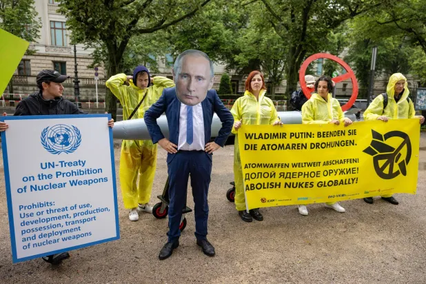 متظاهرون يحتجون ضد التهديدات النووية أمام السفارة الروسية في برلين الجمعة (أ.ف.ب)