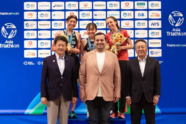 الأمير فهد بن جلوي في لقطة مع الفائزات بالمراكز الأولى عقب التتويج (الشرق الأوسط)