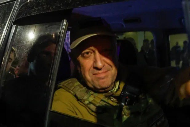 Wagner lideri Yevgeny Prigojin, Rostov’daki Rus Güney Askeri Bölge Karargah binasından ayrılırken (Reuters)