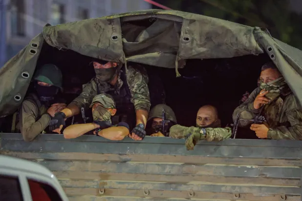 مقاتلو فاغنر خلال انسحابهم من مقر المنطقة العسكرية الجنوبية في روستوف (رويترز)