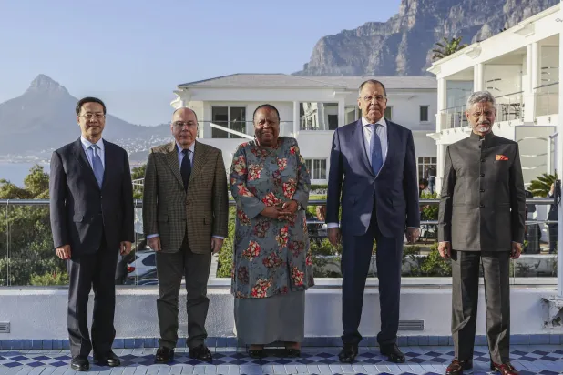 وزراء خارجية دول «بريكس» خلال اجتماعهم في جنوب أفريقيا (إ.ب.أ)