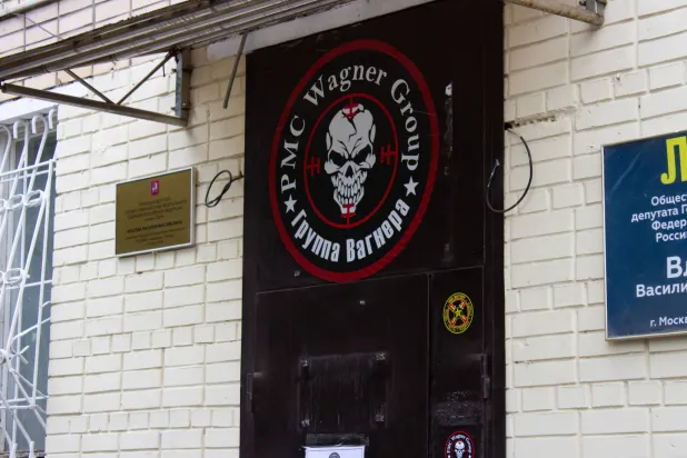 مقر مجموعة «فاغنر» في سانت بطرسبرغ وموسكو الذي تمت مداهمته أمس (د.ب.أ)