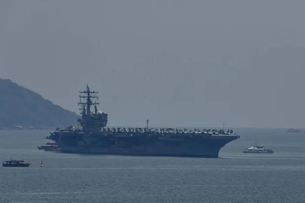 حاملة الطائرات الأميركية «يو إس إس رونالد ريغان» تصل إلى ميناء دانانغ في فيتنام (أ.ف.ب)