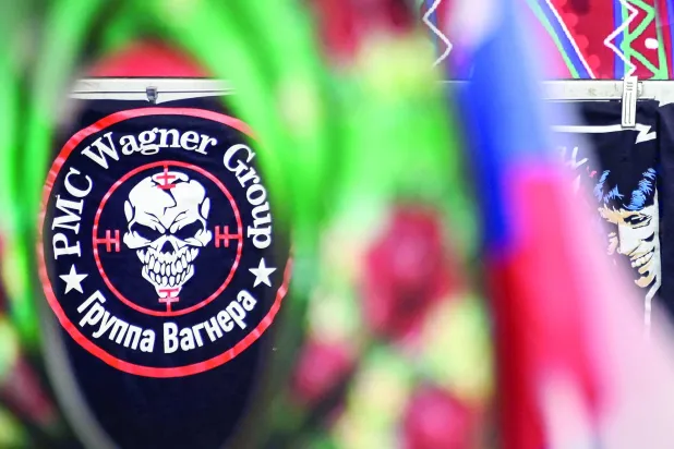 شعار «فاغنر» في محل للمقتنيات التذكارية بموسكو في مايو الماضي (أ.ف.ب)