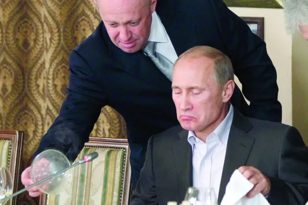 
پریگوژین در سال 2011 در رستورانی در خارج از مسکو برای پوتین غذا سرو می‌کند (AP) 