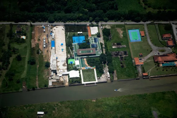 منظر جوي للقصر الفاخر على شاطئ البحر للبرازيلي نيمار بالقرب من ريو دي جانيرو حيث فرضت السلطات البيئية غرامة على النجم للمرة الثانية (أ.ف.ب)