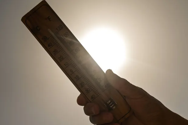 مقياس للحرارة يعرض درجة حرارة قريبة من 33 درجة مئوية في الشمس (رويترز)