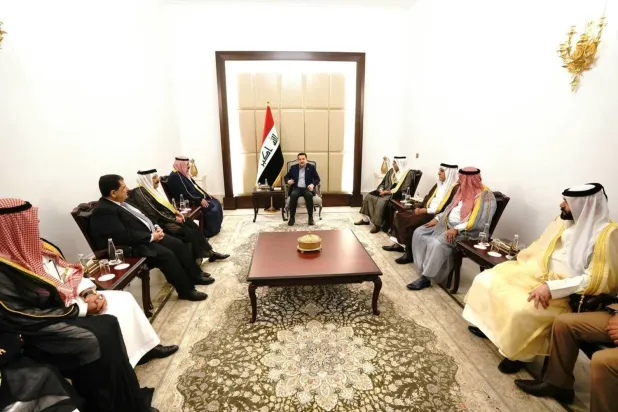 Irak Başbakanı Muhammed Şiya es-Sudani, Cuma günü Anbar vilayetindeki aşiretlerin ileri gelenlerini kabul etti. (Irak Başbakanlık Ofisi)