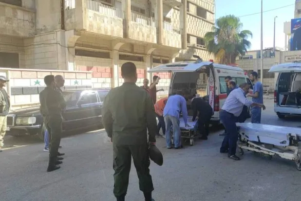 نقل جثامين الشرطة إلى مشفى درعا بعد عملية الاغتيال