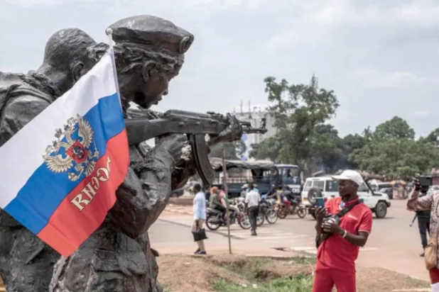 Geçtiğimiz 22 Mart'ta Orta Afrika Cumhuriyeti'nin başkentindeki bir heykele Rus bayrağı asıldı (AFP)