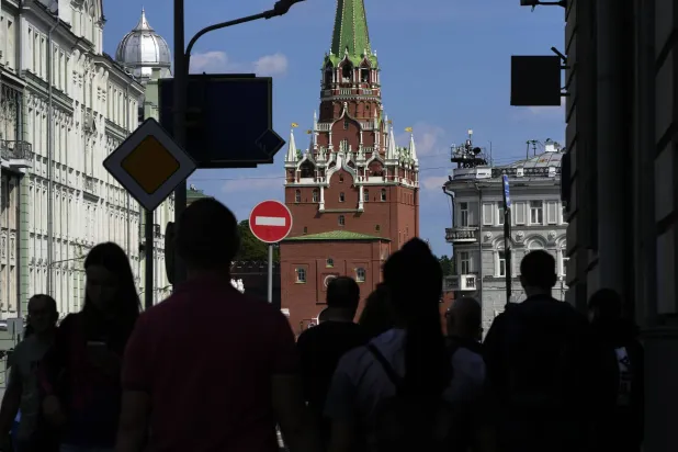 مواطنون يسيرون أمام مبنى «الكرملين» في موسكو (أ.ب)