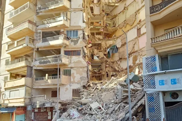 İskenderiye'de çöken mülkün Mısır medyası tarafından yayınlanan bir fotoğraf